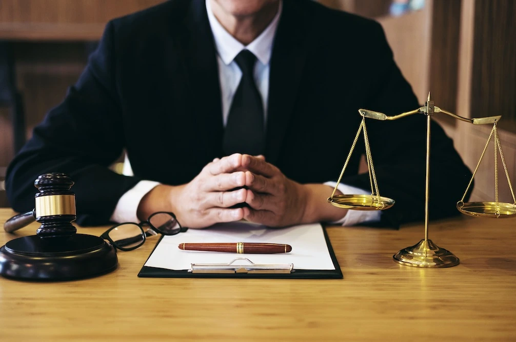 Skillnaden mellan jurist och advokat inom fastighetsrätt